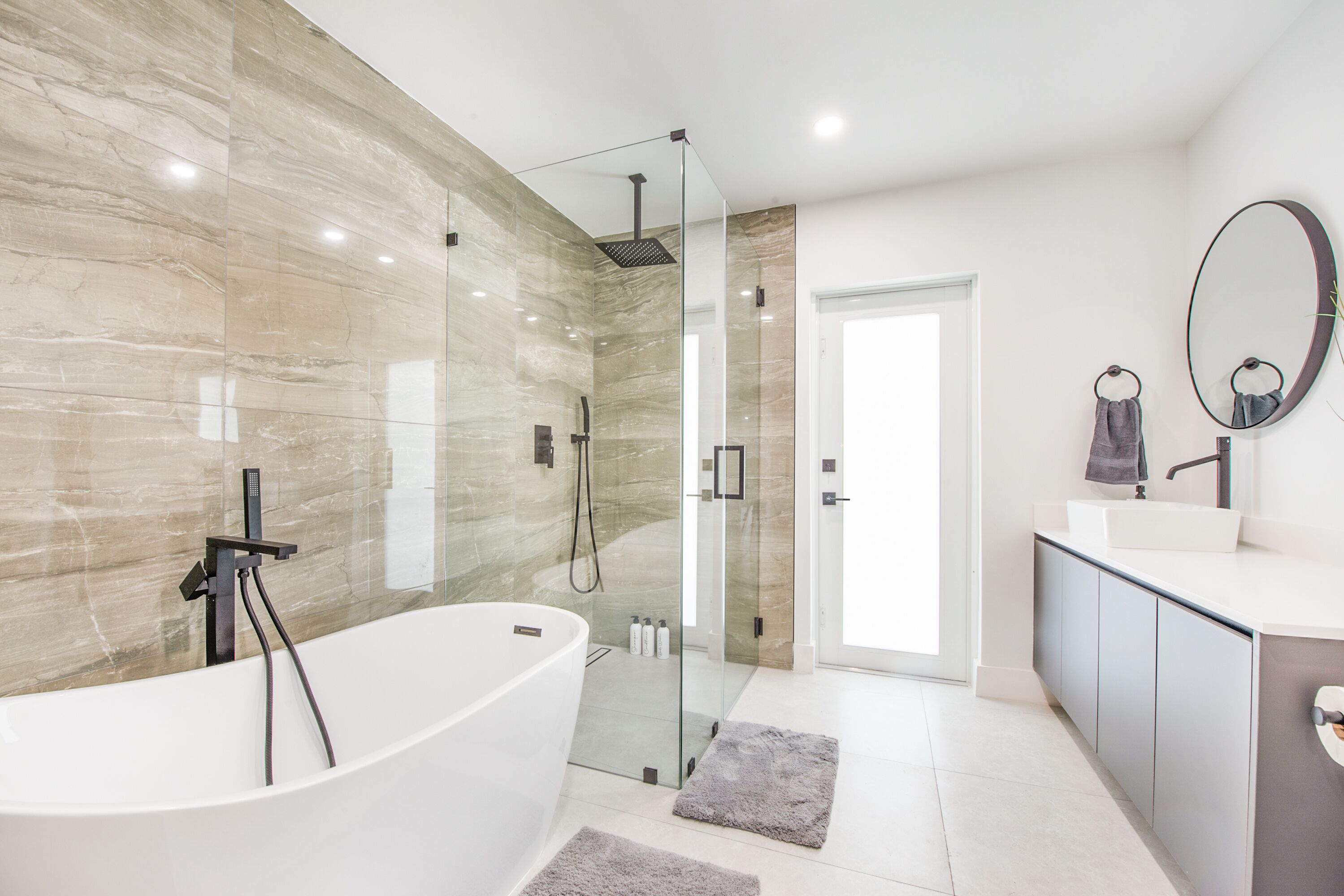 Douche, séchoir à cheveux, serviettes fournies, savon