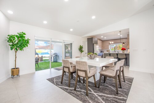 Pool Oasis • BBQ, Games / Near Zoo Miami & Marina