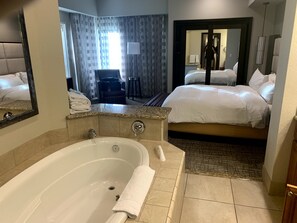 2 bedrooms, iron/ironing board, internet, bed sheets - Premier Marriott Timeshare - Pool, Tennis, Golf (Palm Desert)