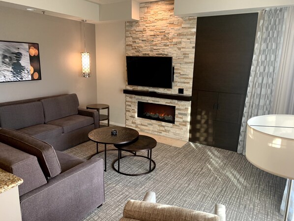 Smart TV, fireplace, DVD player, books - Premier Marriott Timeshare - Pool, Tennis, Golf (Palm Desert)