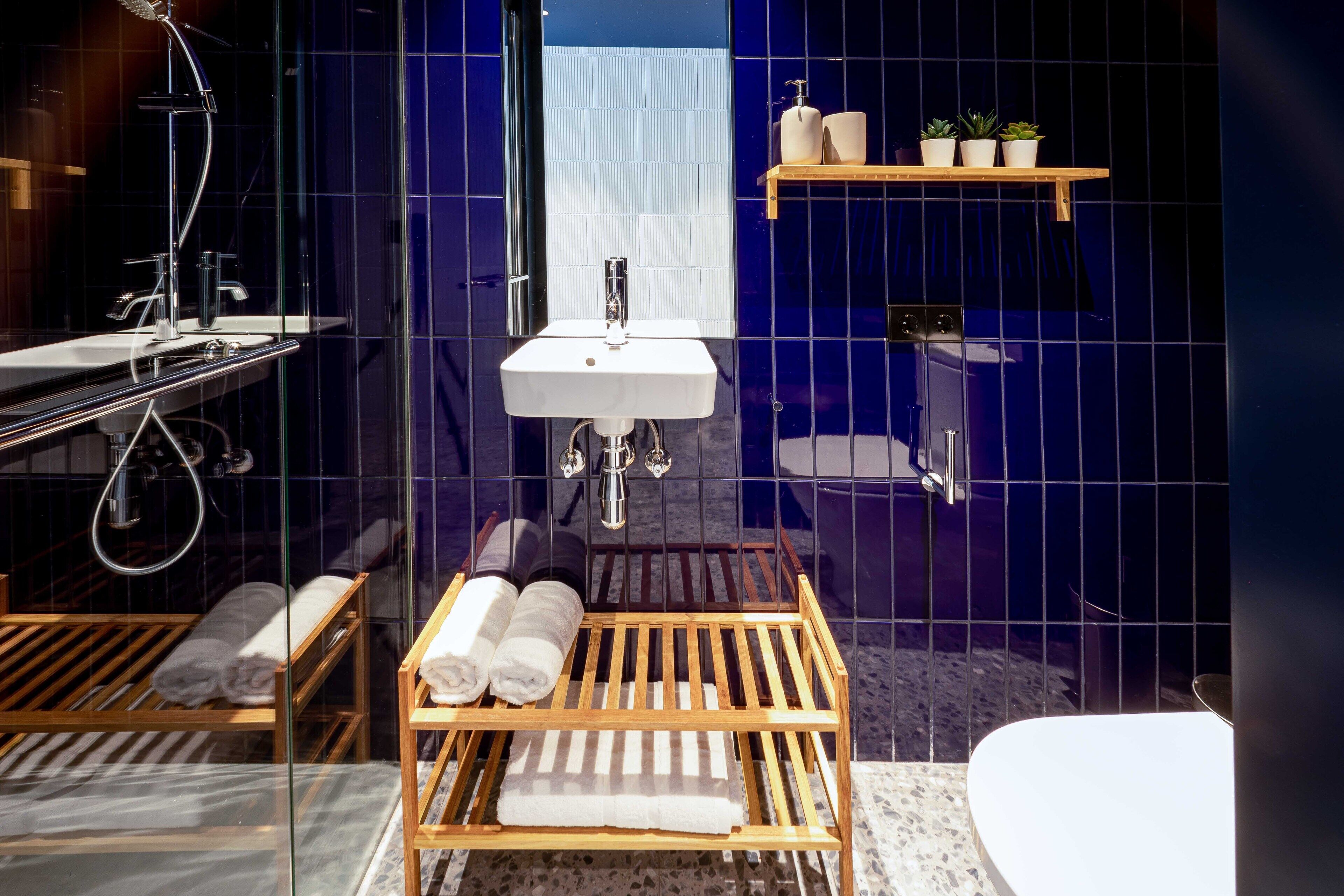 Een douche, een regendouche, een haardroger, zeep
