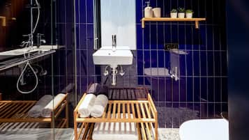 Een douche, een regendouche, een haardroger, zeep
