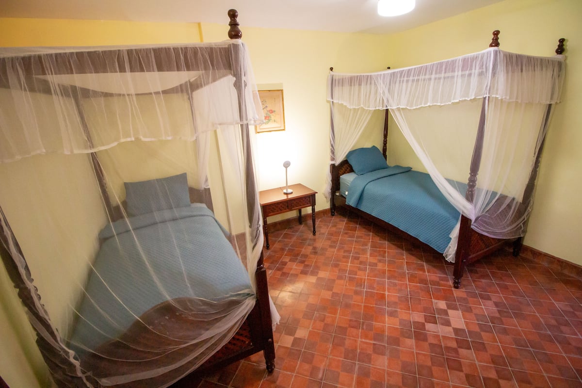 Eenvoudige kamer, 1 twee- of 2 eenpersoonsbedden, 2 eenpersoonsbedden, niet-roken | Een bureau, gratis wifi, beddengoed