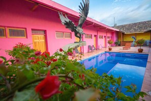 Outdoor pool, pool loungers - Hotel La Calzada (Granada)