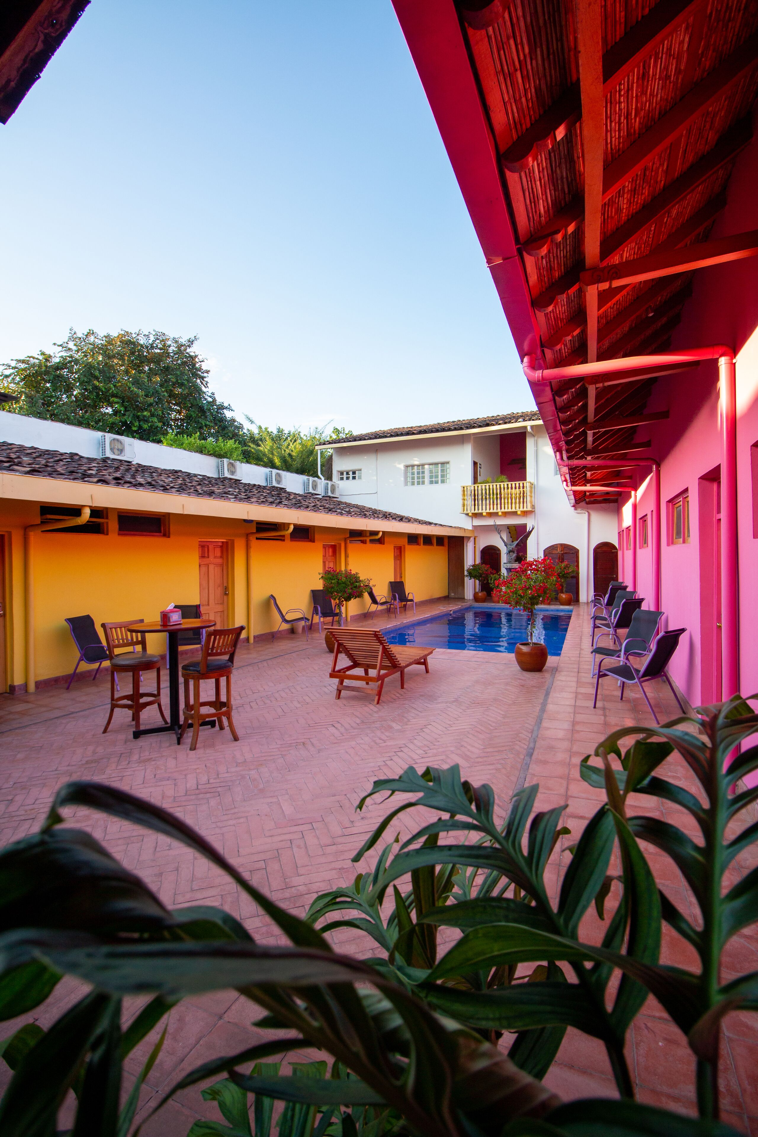 Habitación básica doble, 2 camas Queen size, para no fumadores, junto a la alberca | Terraza o patio