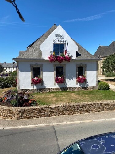 Spacious self-catering cottage near the beach for 16 people COTE DE GRANIT ROSE