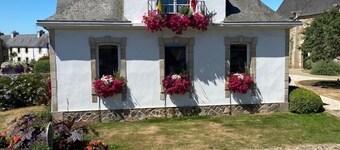 Spacious self-catering cottage near the beach for 16 people COTE DE GRANIT ROSE