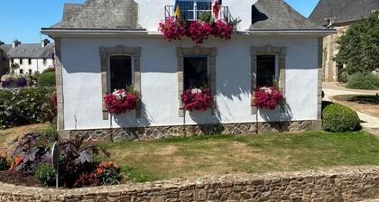 Spacious self-catering cottage near the beach for 16 people COTE DE GRANIT ROSE