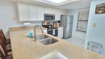 Refrigerador, microondas, horno y cafetera y tetera