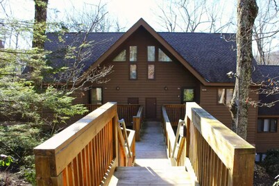 Walking Distance to Ski Slopes! Cozy Condo that sleeps 4!