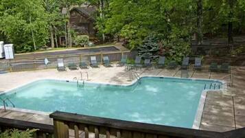 Piscina all'aperto, una piscina riscaldata