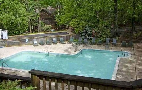 Walking Distance to Ski Slopes! Cozy Condo that sleeps 4!