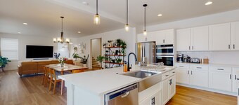 Bright modern dog-friendly home with mountain view & fenced yard