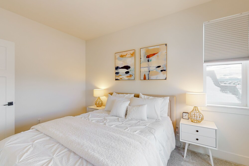 Newly built, dogfriendly home with mountain view, fenced yard & fiber