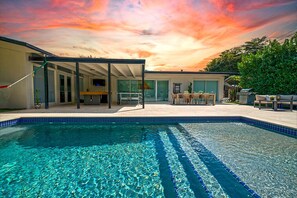 Outdoor pool, a heated pool - Pool Retreat • BBQ / Near Marina & Florida Keys (Cutler Bay)