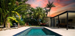 Una piscina al aire libre, una piscina climatizada