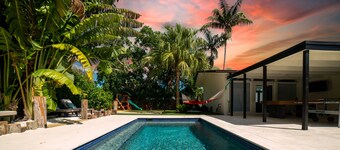 Resort Retreat: Heated Pool, BBQ & Sports Court