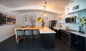 ثلاجة، ميكروويف، فرن، موقد طهي مسطح