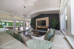 Smart TV, futbolito, mesa de ping pong