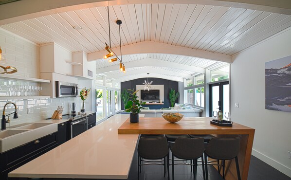 Refrigerador, microondas, horno, placa de cocina