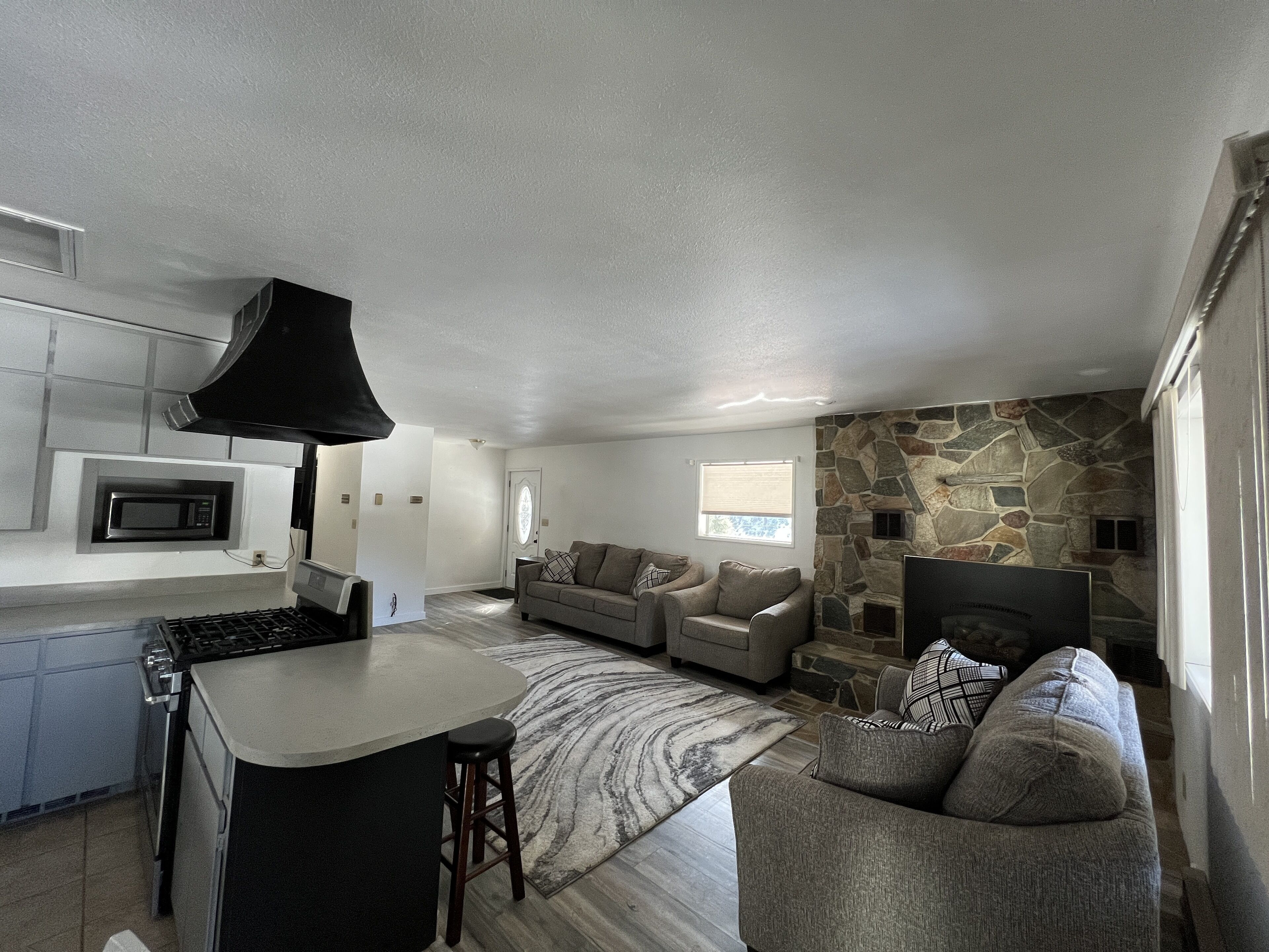 Apartment | Living area | 32-inch Smart TV with satellite channels