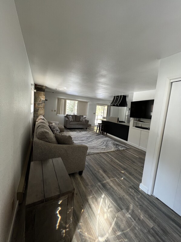 Apartment | Wohnbereich | 32-Zoll-Smart-TV mit Satellitenempfang