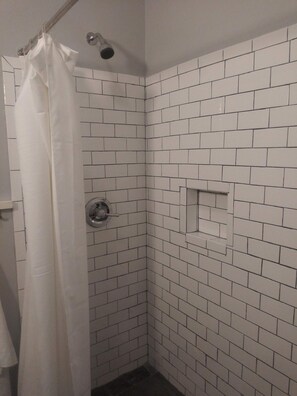 Een douche, een bubbelbad, een haardroger, handdoeken