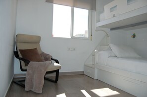 2 Schlafzimmer, Schreibtisch, Bügeleisen/Bügelbrett, Reisekinderbett