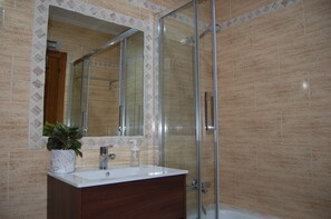 Secadora de cabello, bidet, toallas, jabón 