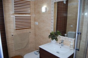 Sèche-cheveux, bidet, serviettes fournies, savon