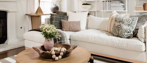 Smart-TV, Kamin, Bücher, Computerbildschirme