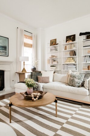 Smart-TV, Kamin, Bücher, Computerbildschirme