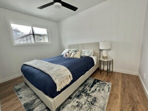2 slaapkamers, een strijkplank/strijkijzer, gratis wifi, beddengoed