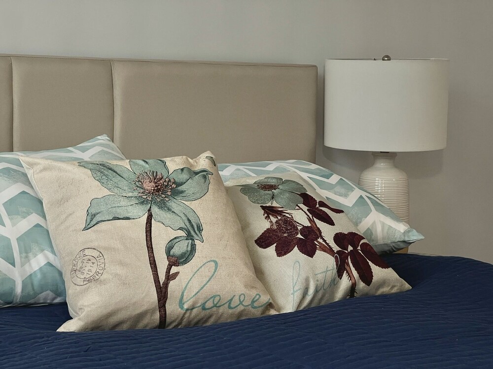 Bike to Beaches & Wineries Along The KVR. Enjoy the Patio & BBQ. Pet