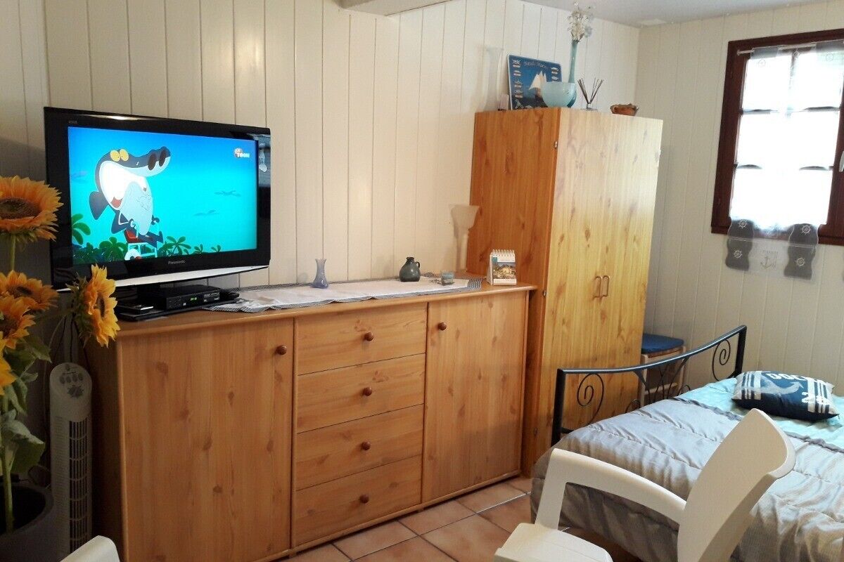 2 bedrooms, iron/ironing board, travel cot, free WiFi
