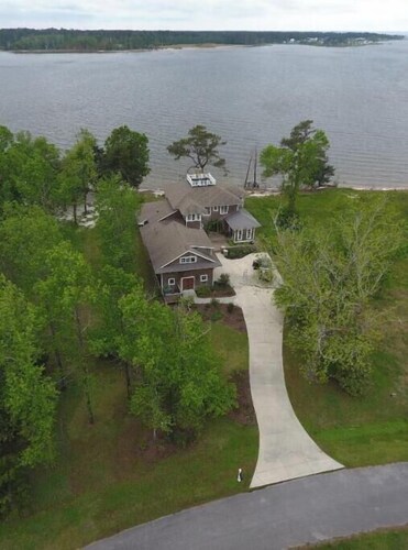 Large garage apartment on the beach