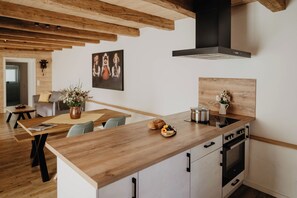 Réfrigérateur, un four, surface de cuisson, lave-vaisselle