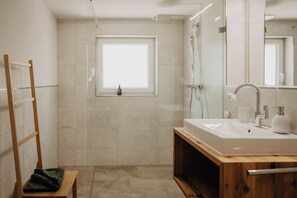 Douche, séchoir à cheveux, serviettes fournies, savon