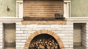 Una chimenea de ladrillo con repisa blanca y chimenea.