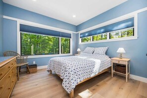 4 habitaciones, escritorio y tabla de planchar con plancha 