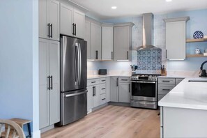 Refrigerador, microondas, horno y parrilla de estufa 