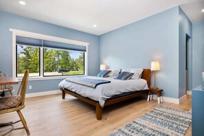 4 habitaciones, escritorio y tabla de planchar con plancha 