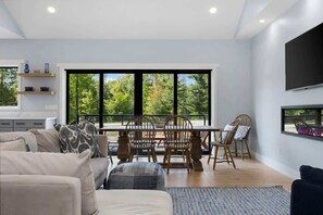 Televisión, chimenea, libros y oficina 