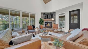 Una Smart TV, una chimenea, videojuegos, una mesa de tenis de mesa