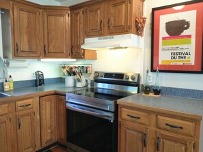 Fridge, microwave, oven, stovetop - Private MAIN LEVEL of this Sunny House Near the Blue Ridge Parkway, Bedford, VA (Bedford)