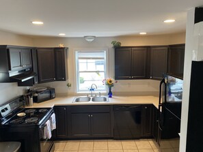 Jääkaappi, mikroaaltouuni, uuni, liesi