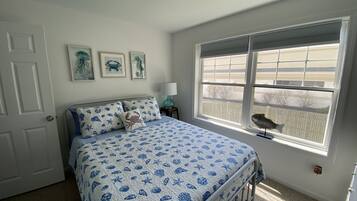 2 bedrooms, desk, iron/ironing board, WiFi