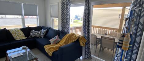 Een smart-tv, een tafeltennistafel en een computerscherm