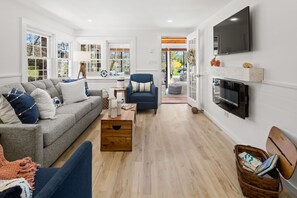 Smart TV, fireplace, books - Newly Refreshed Upscale Cottage/Pvt 2 KING BR Ensuite /1 Mile to Hardings Beach (Chatham)