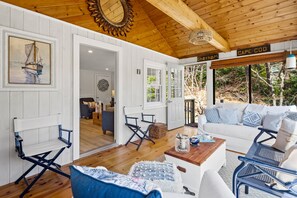 Smart TV, fireplace, books - Newly Refreshed Upscale Cottage/Pvt 2 KING BR Ensuite /1 Mile to Hardings Beach (Chatham)